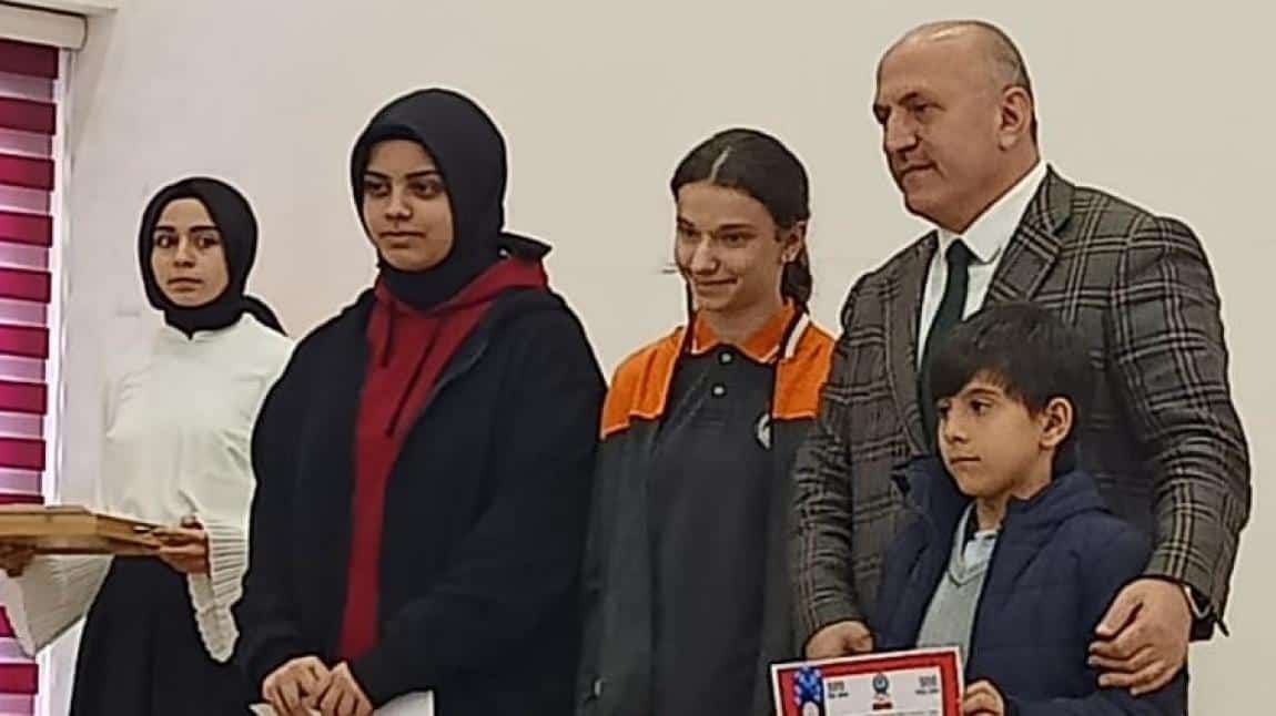 12 Mart İstiklal Marşı'nın kabulü şiir yarışmasında öğrencimiz Melisa YILDIZ  ilçe ikincisi olmuştur.